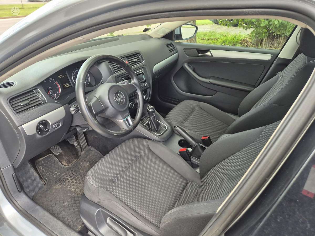 Volkswagen Jetta - 8