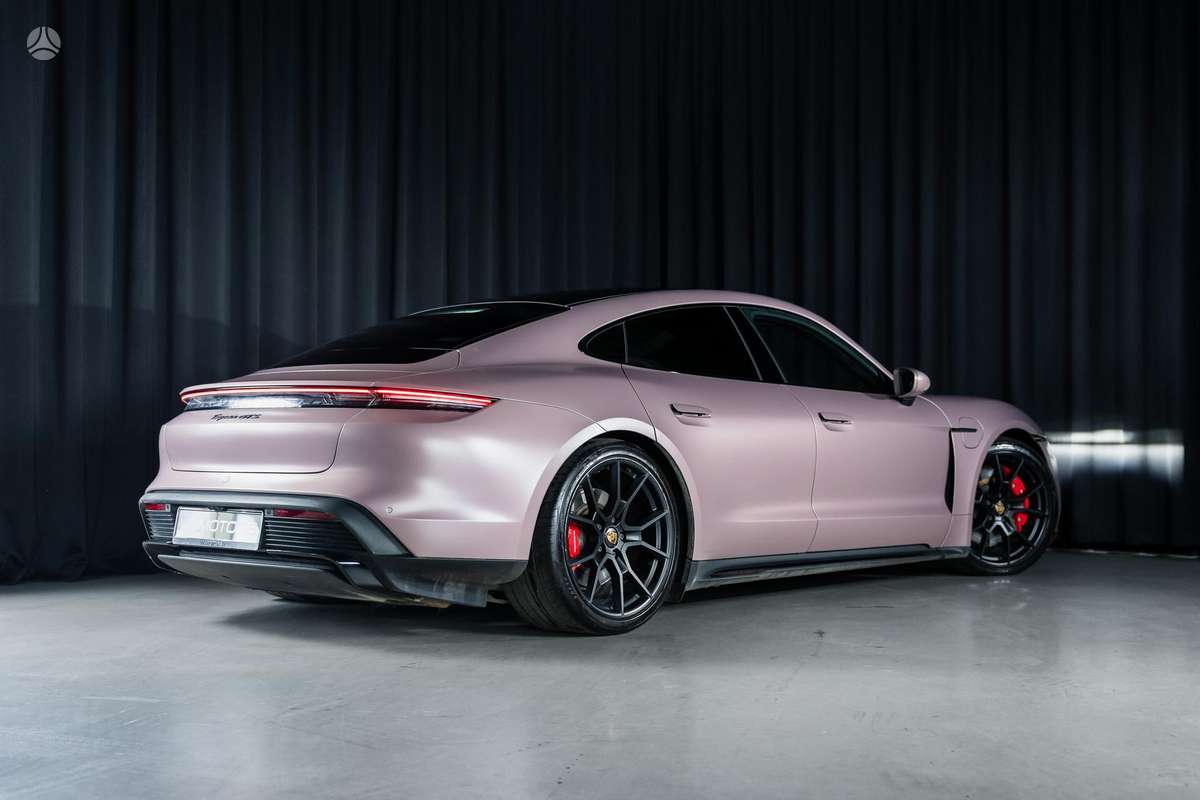 Porsche Taycan, Седан