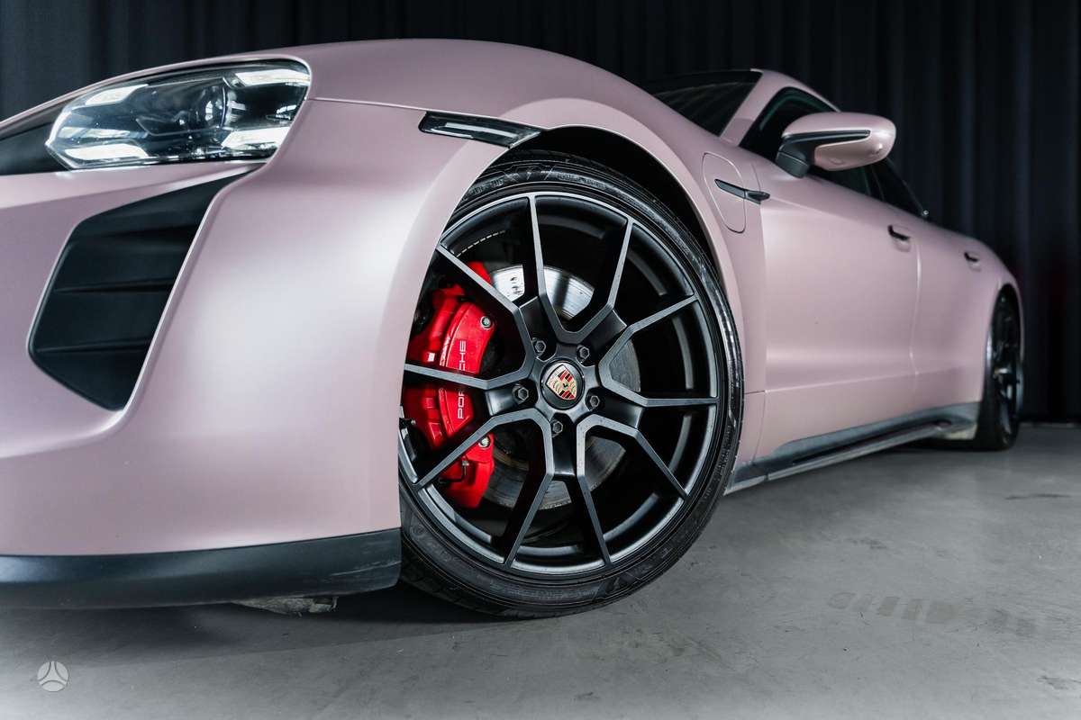 Porsche Taycan, Седан