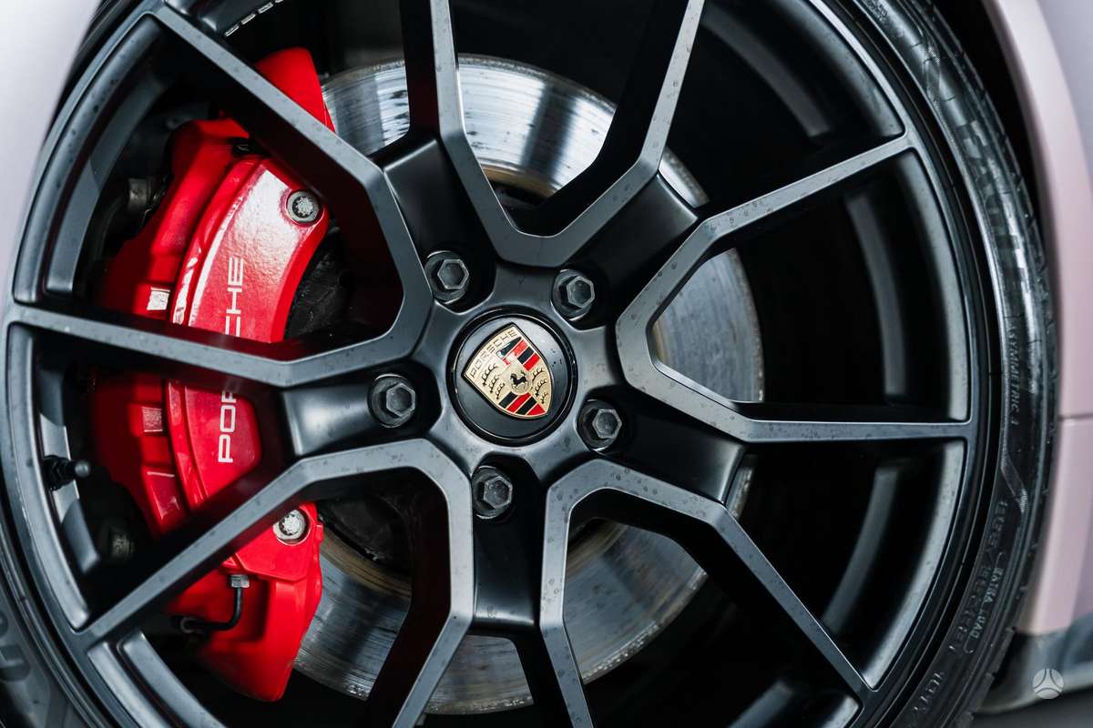 Porsche Taycan, Седан