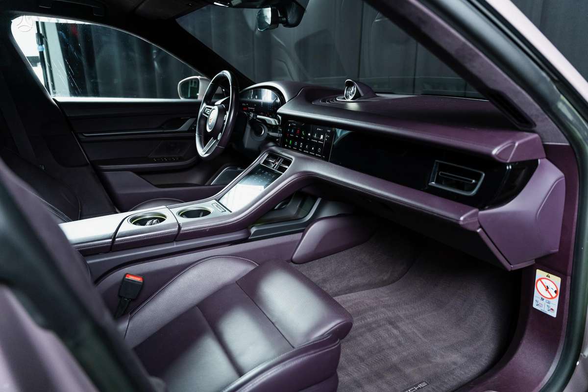 Porsche Taycan, sedanas
