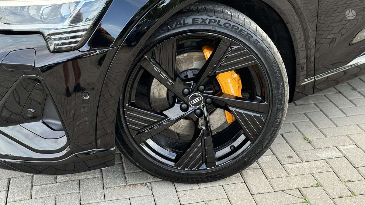 Audi e-tron, 71 kWh, off-road / crossover