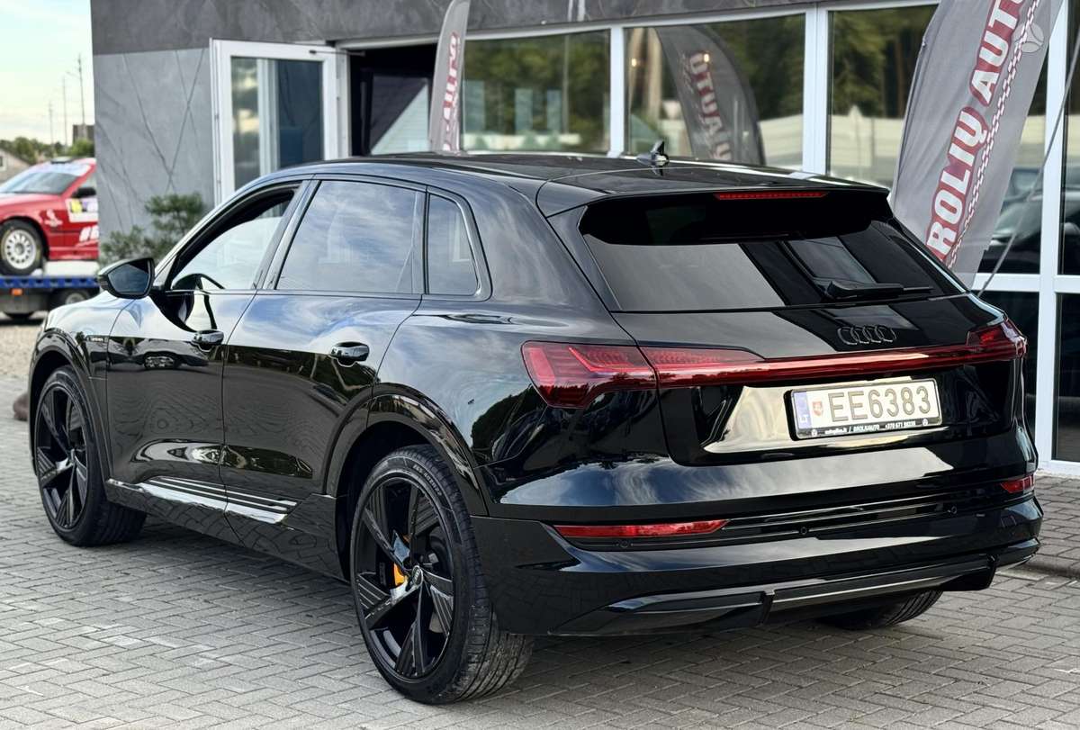 Audi e-tron, 71 kWh, off-road / crossover