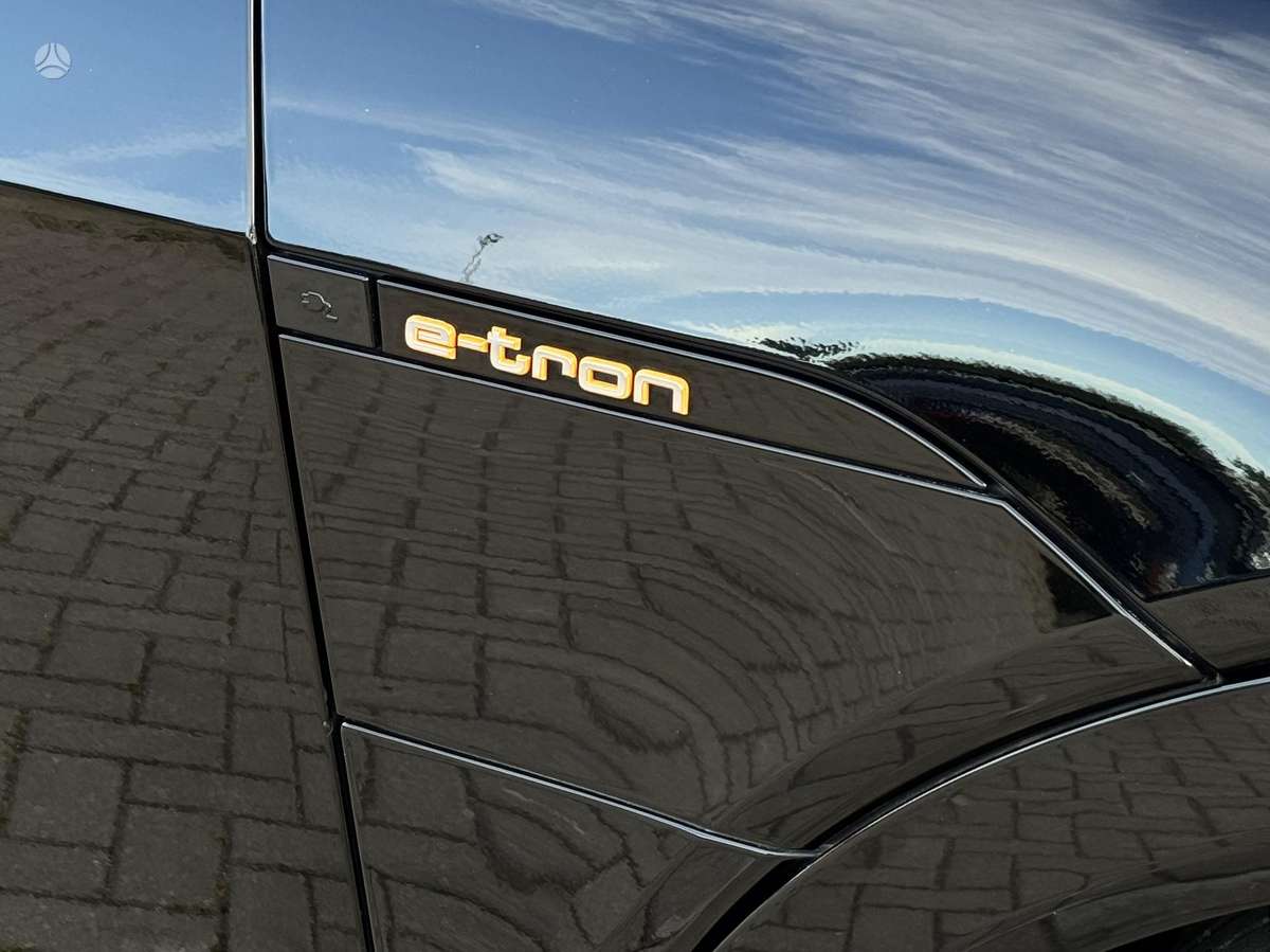 Audi e-tron, 71 kWh, off-road / crossover