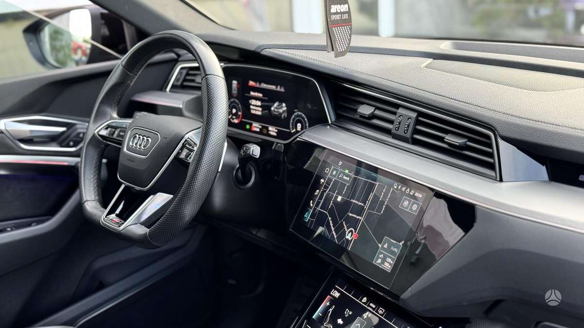 Audi e-tron, 71 kWh, off-road / crossover