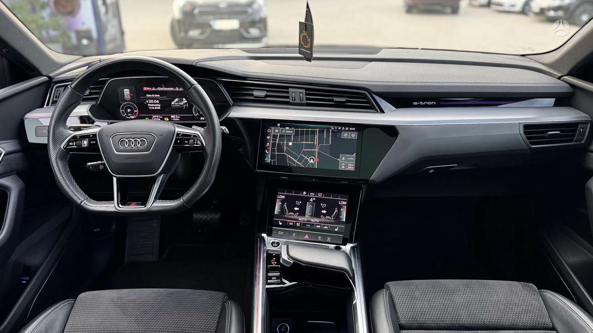 Audi e-tron, 71 kWh, off-road / crossover