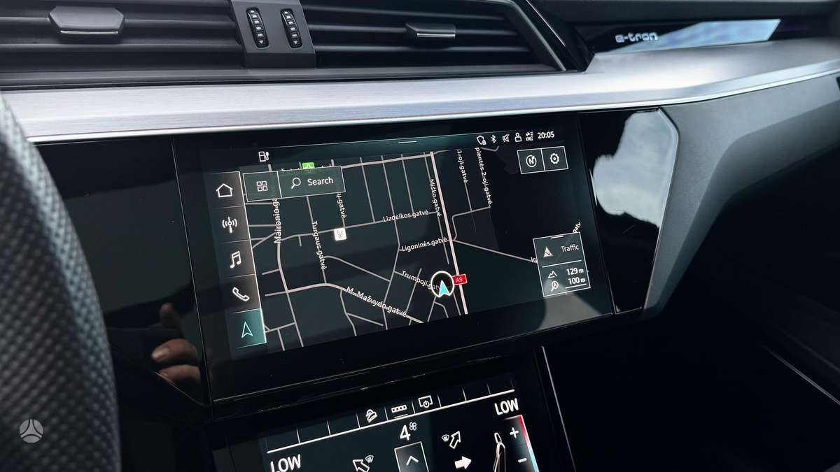 Audi e-tron, 71 kWh, off-road / crossover