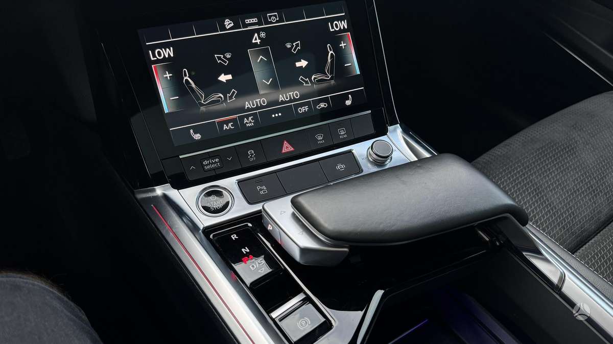 Audi e-tron, 71 kWh, off-road / crossover