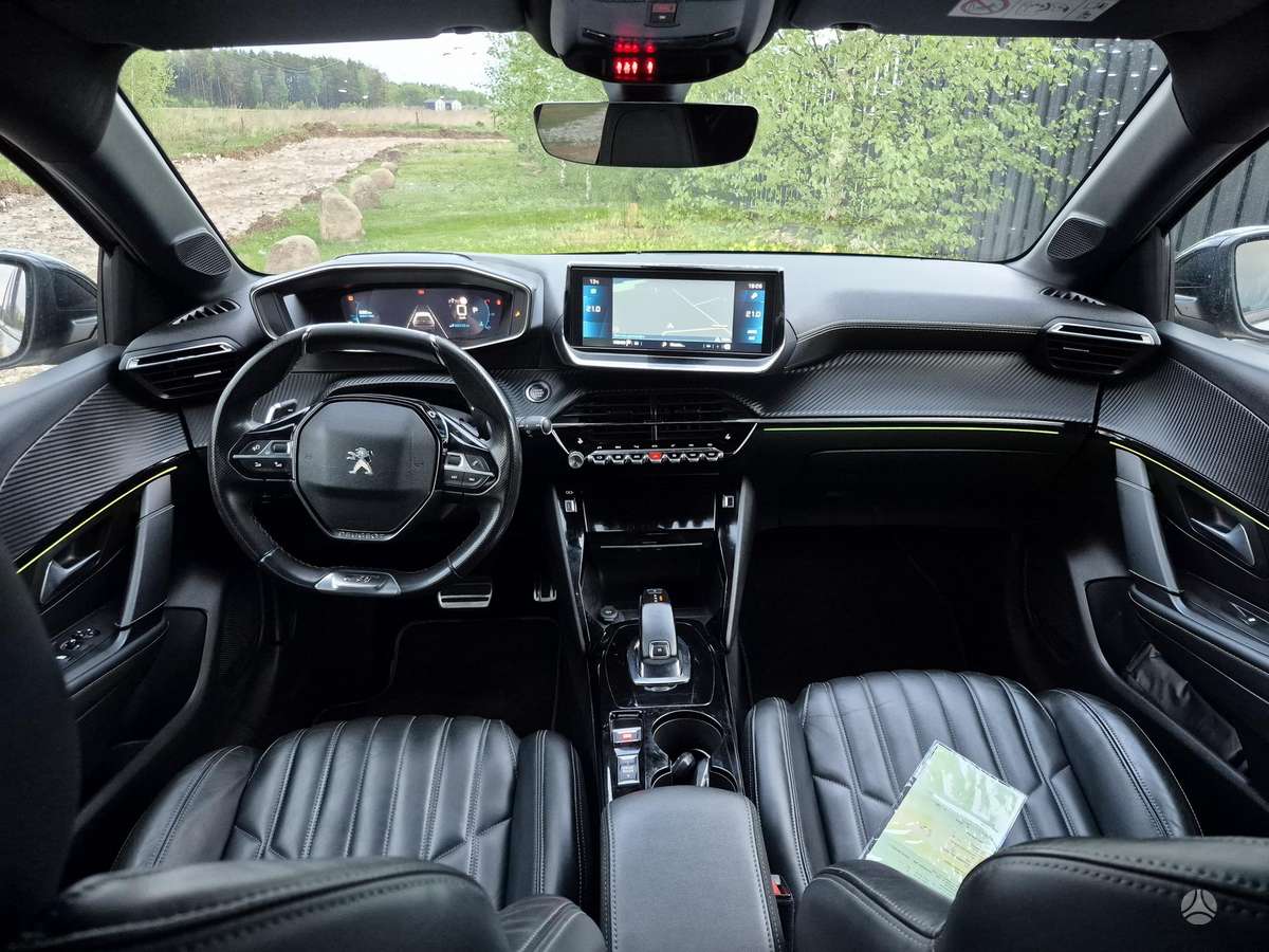 Peugeot 208 - 8