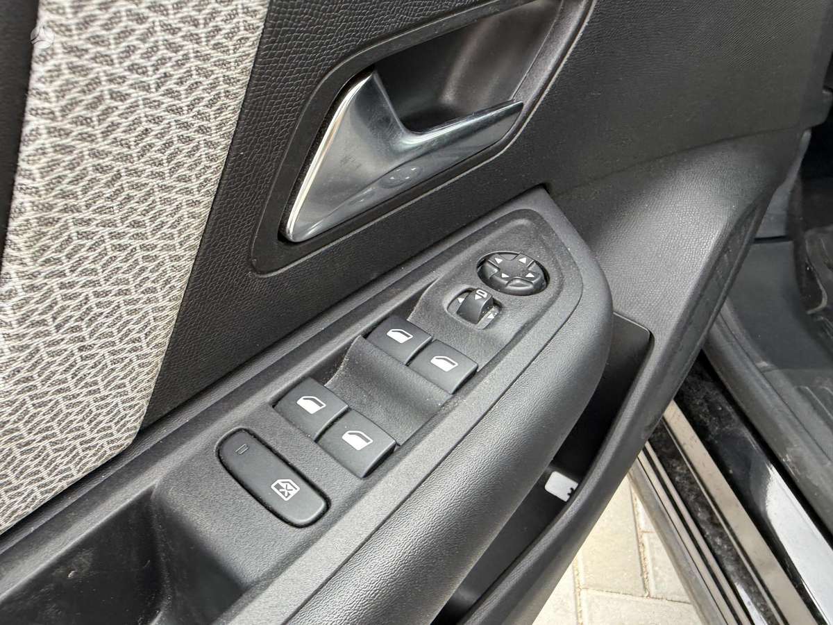 Citroen C4, 1.2 l., hatchback