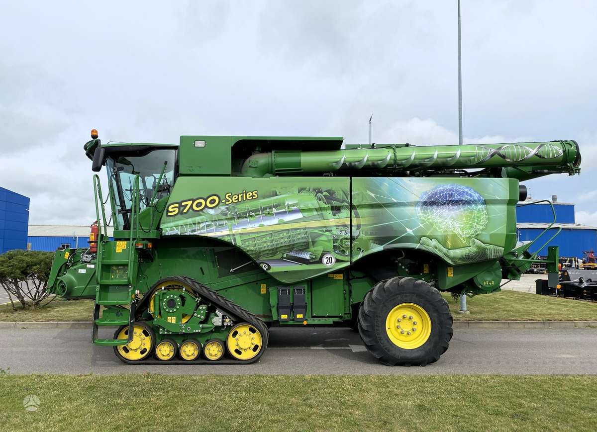 John Deere S790, kombainai
