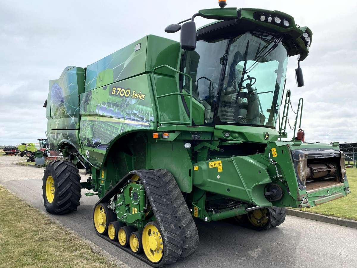 John Deere S790, kombainai