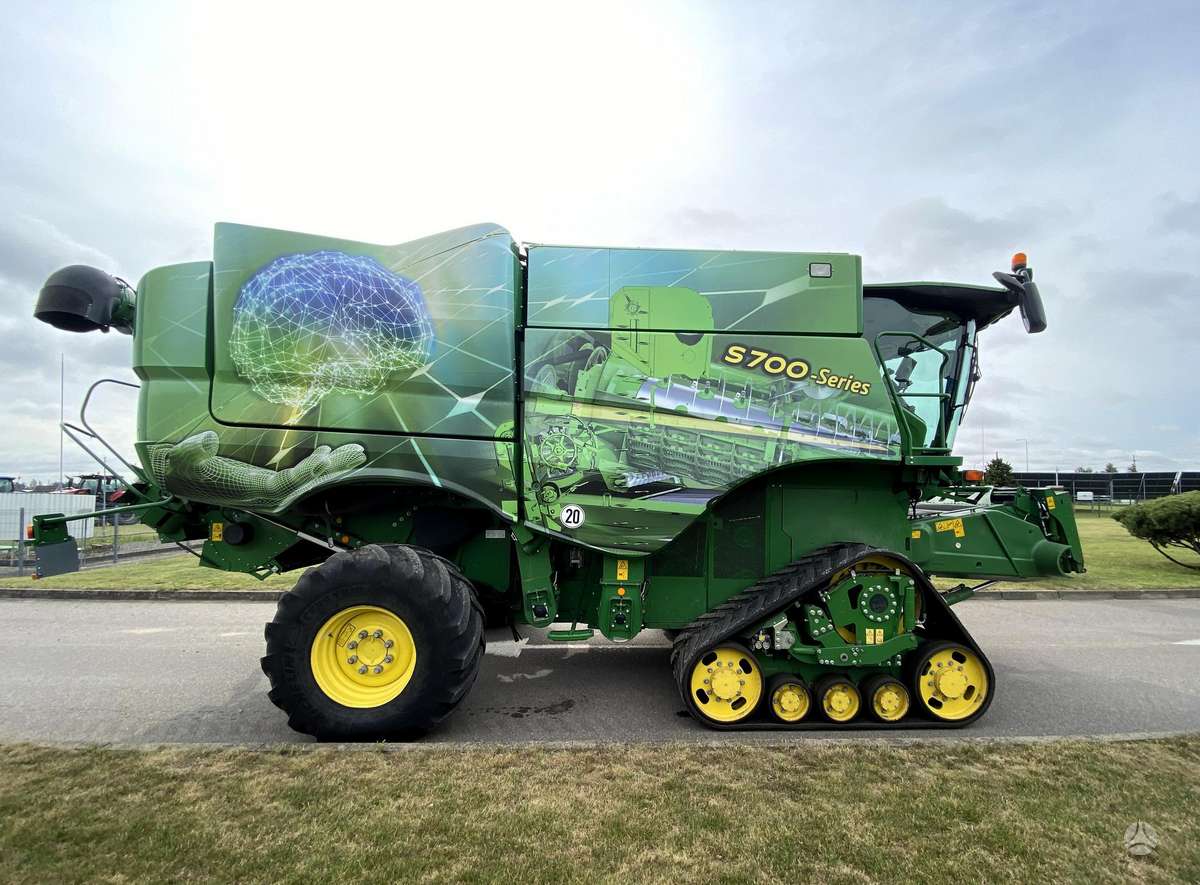 John Deere S790, kombainai