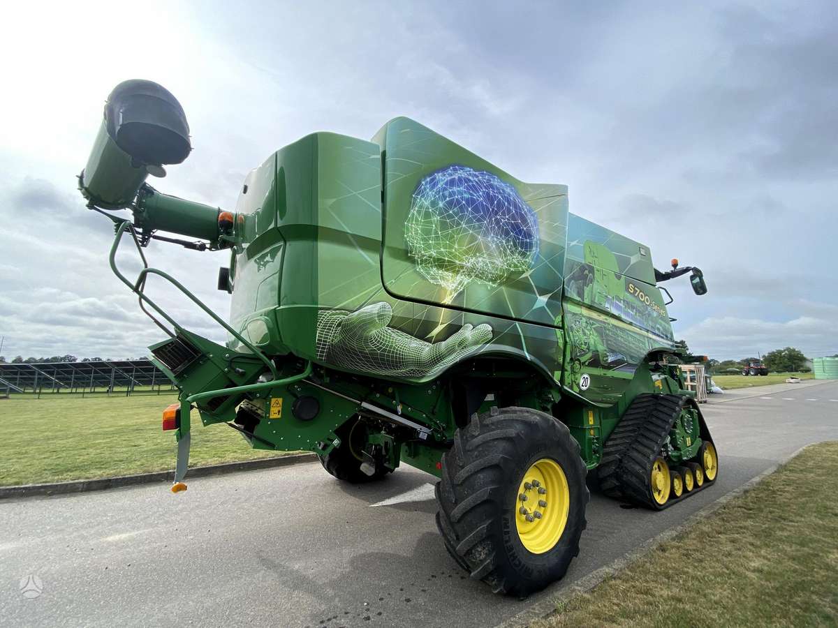 John Deere S790, kombainai