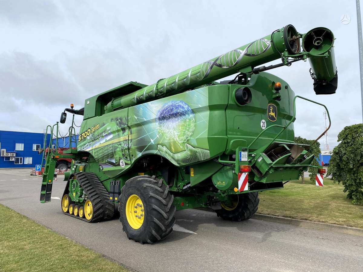 John Deere S790, kombainai