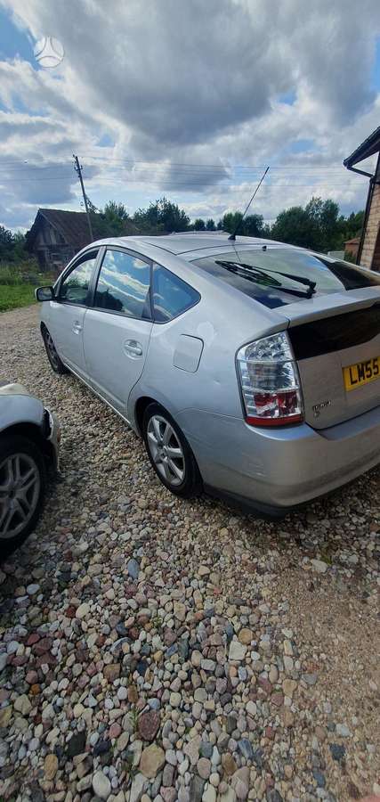 Toyota Prius - 4