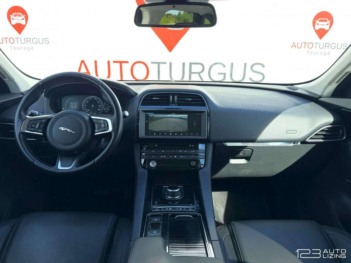 Jaguar F-Pace, 2.0 l., off-road / crossover