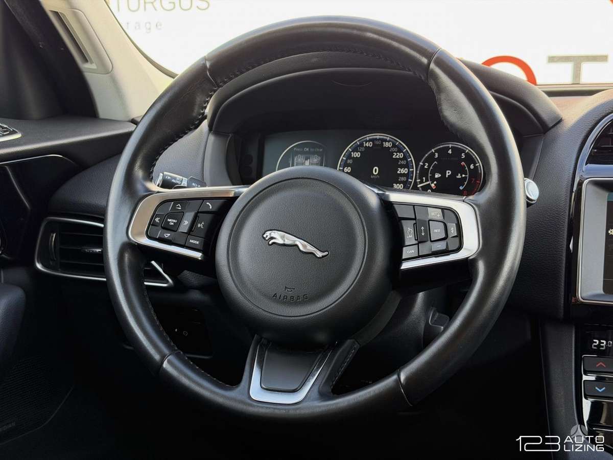 Jaguar F-Pace, 2.0 l., off-road / crossover