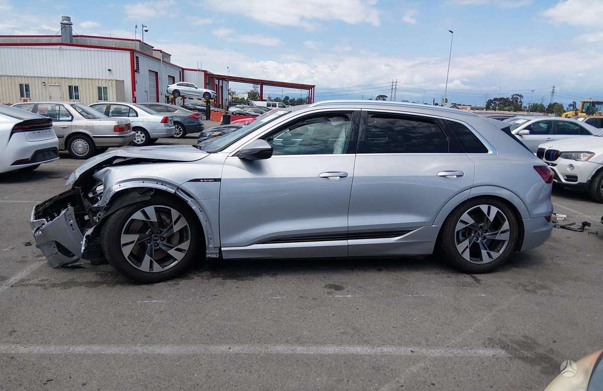 Audi e-tron, 95 kWh, off-road / crossover