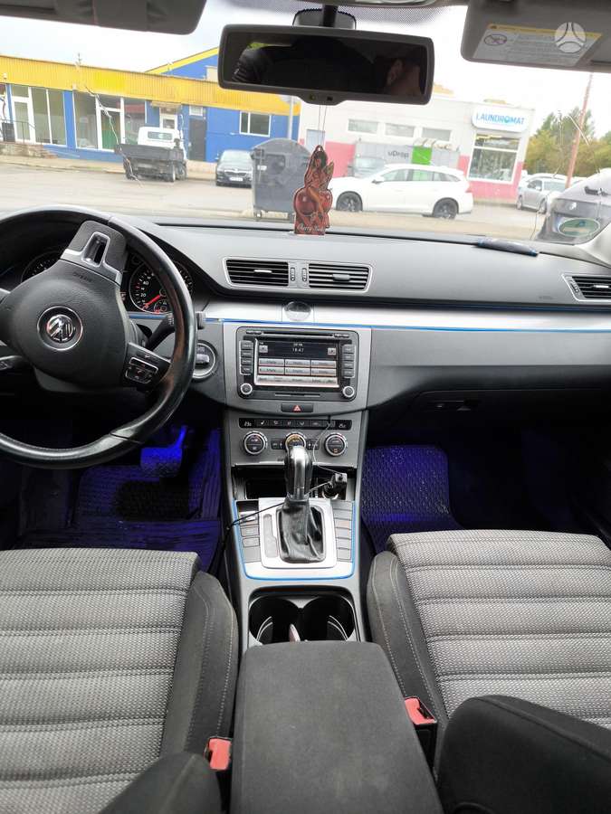 Volkswagen Passat - 1