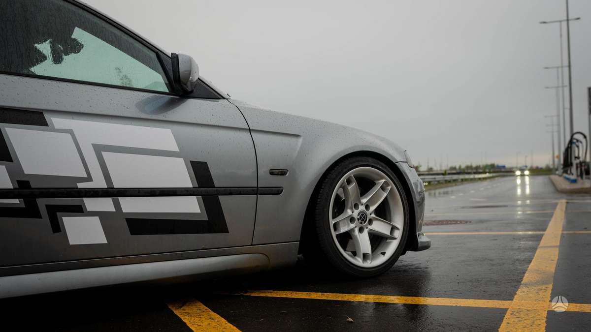 BMW 320, 2.0 l., hatchback