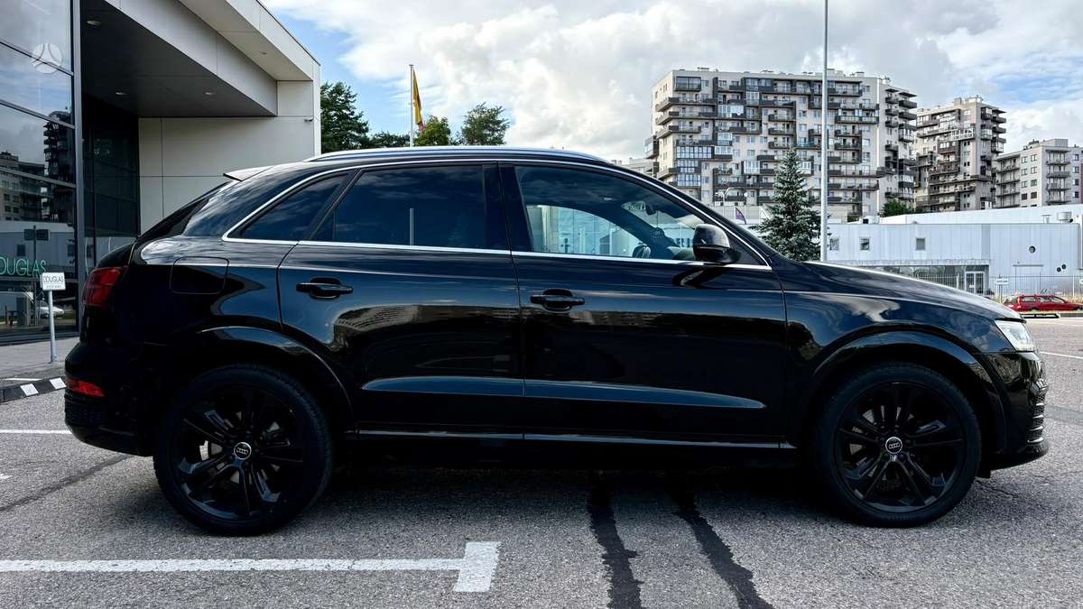 Audi Q3, 2.0 l., off-road / crossover