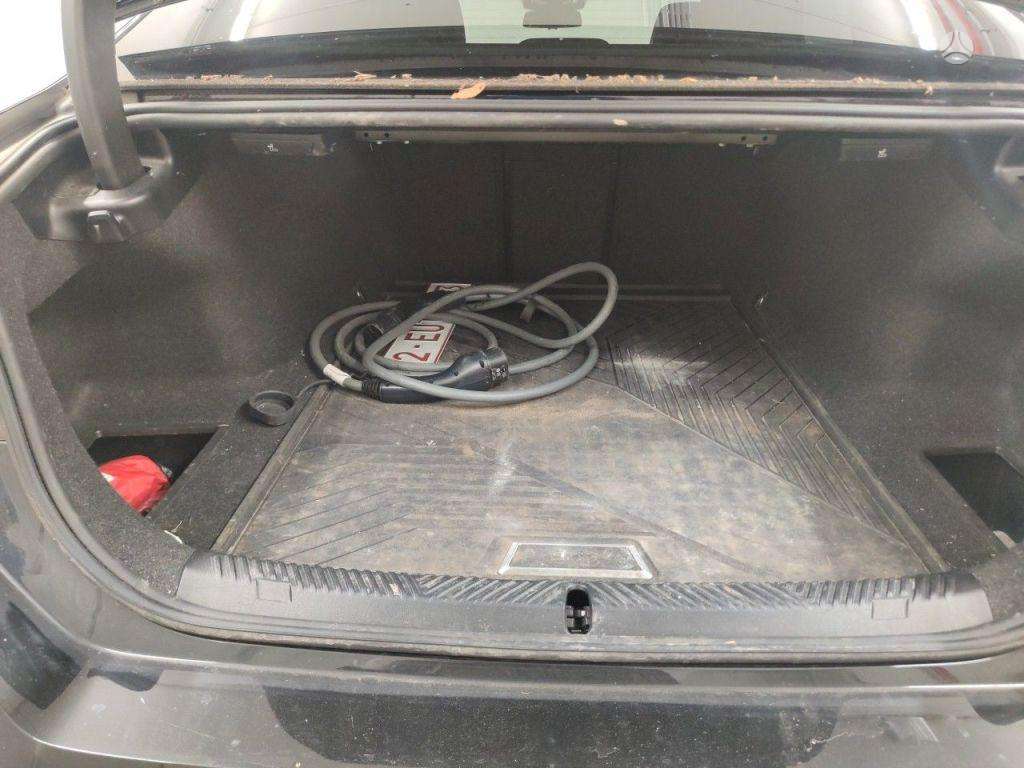 BMW i5, Седан