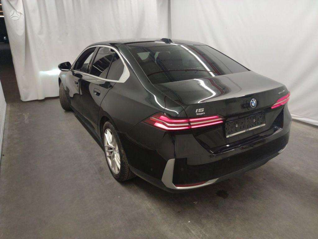 BMW i5, sedanas