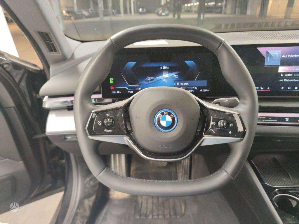 BMW i5, Седан