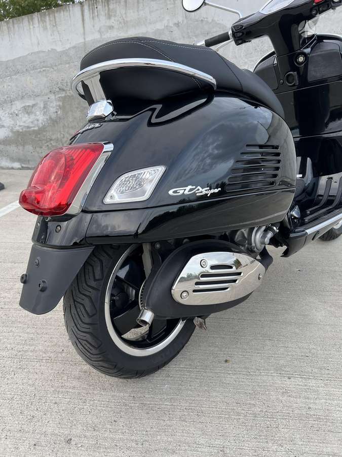 Piaggio Vespa 300cc, scooters / mopeds