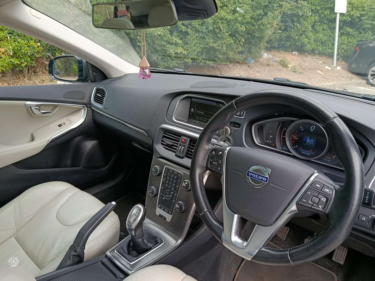 Volvo V40, Хэтчбек