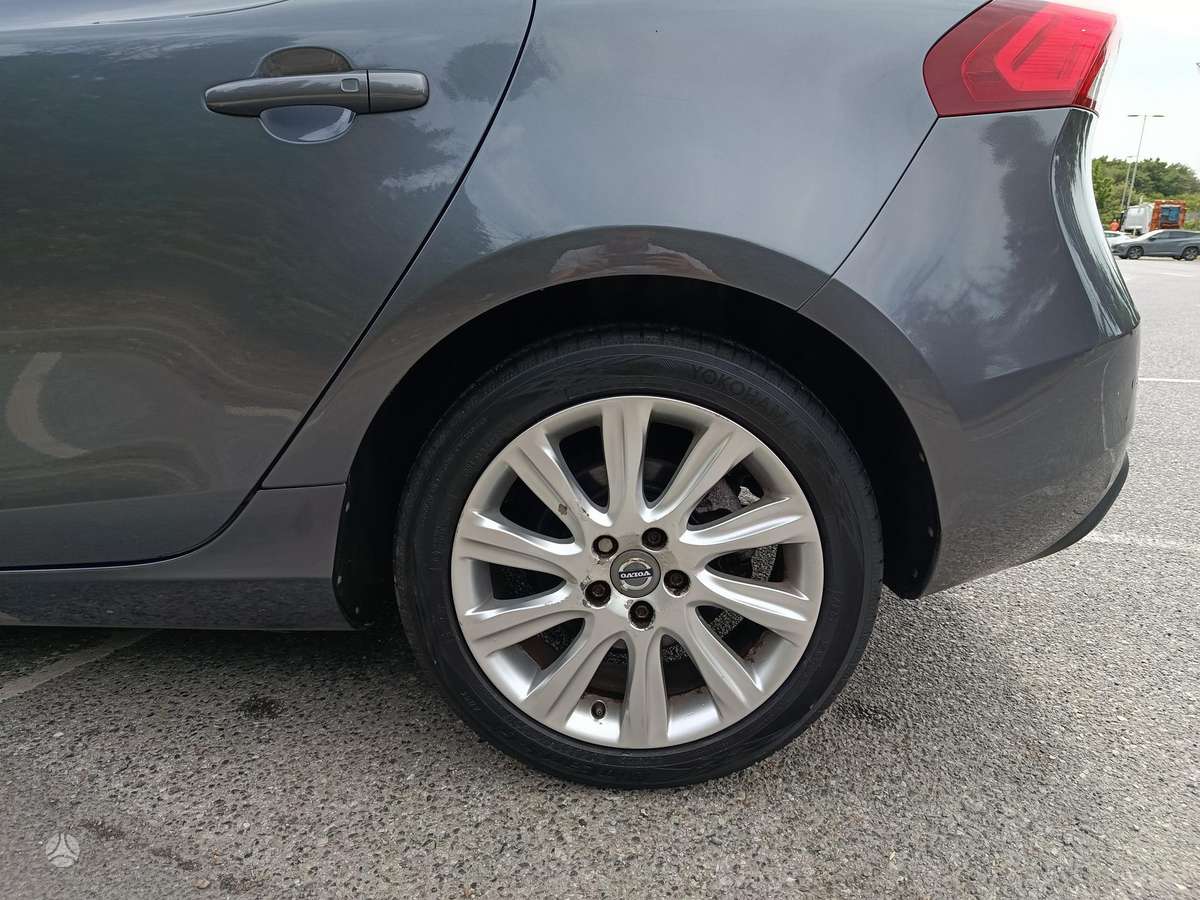 Volvo V40, Хэтчбек