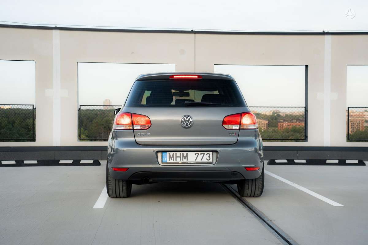 Volkswagen Golf - 6