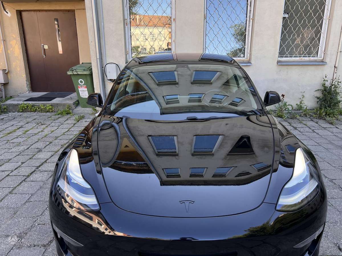 Tesla Model 3, sedanas