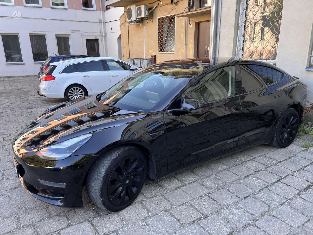 Tesla Model 3, sedanas