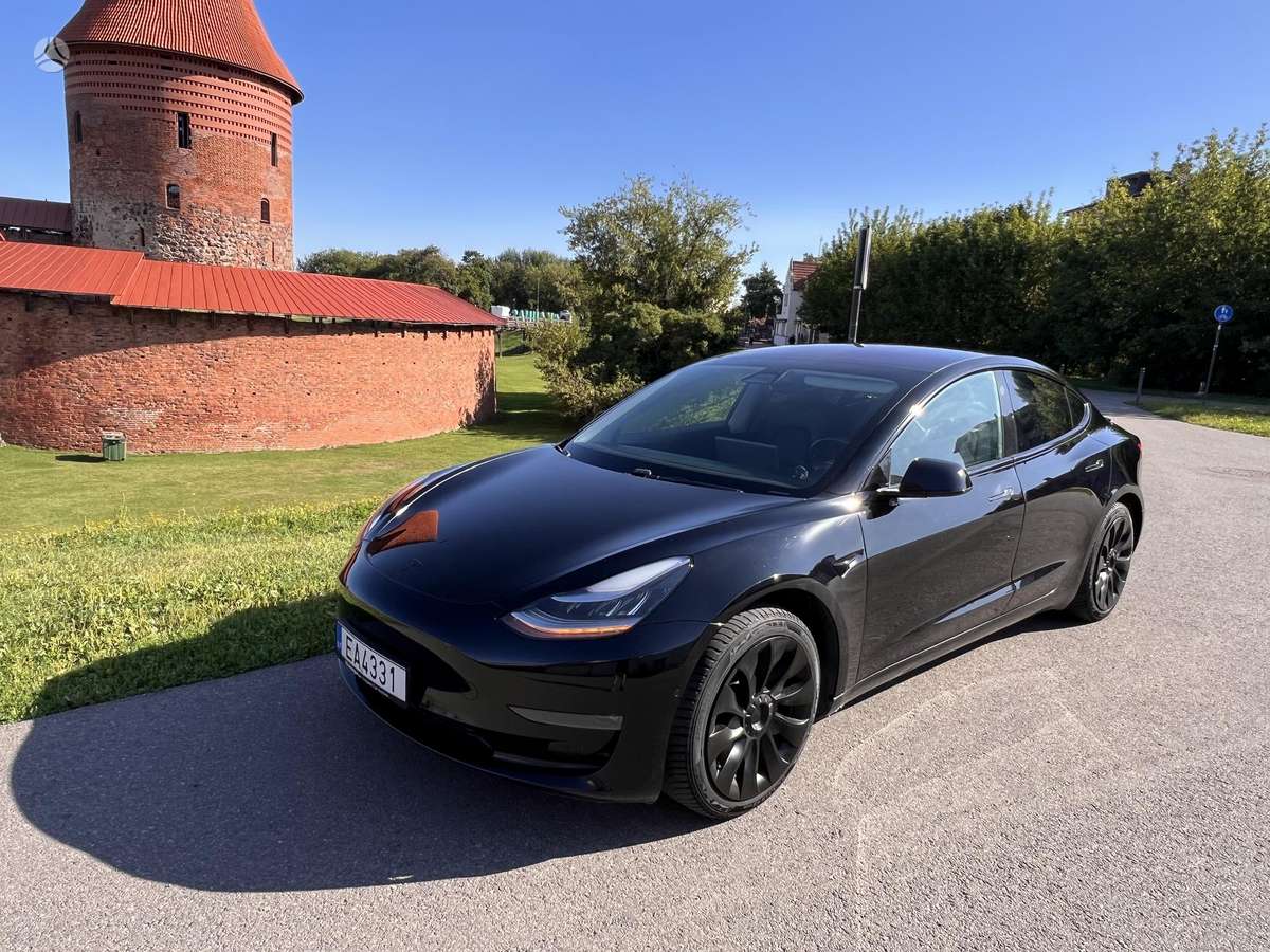 Tesla Model 3, sedanas