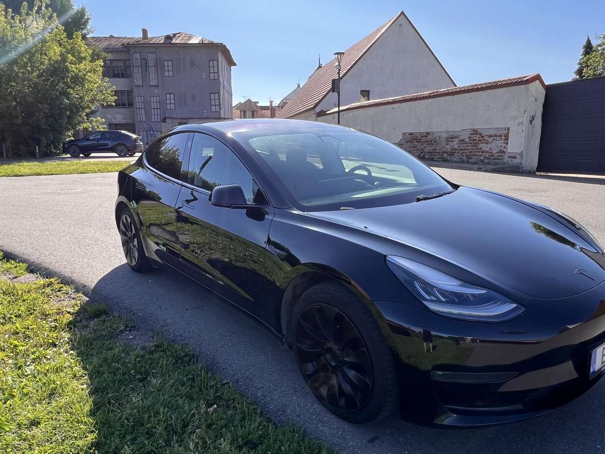 Tesla Model 3, sedanas