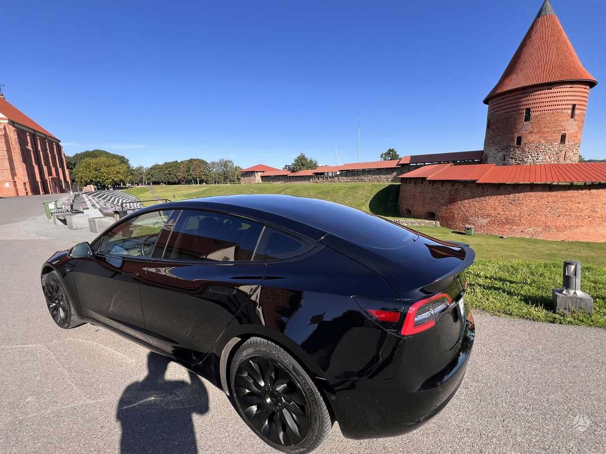 Tesla Model 3, sedanas