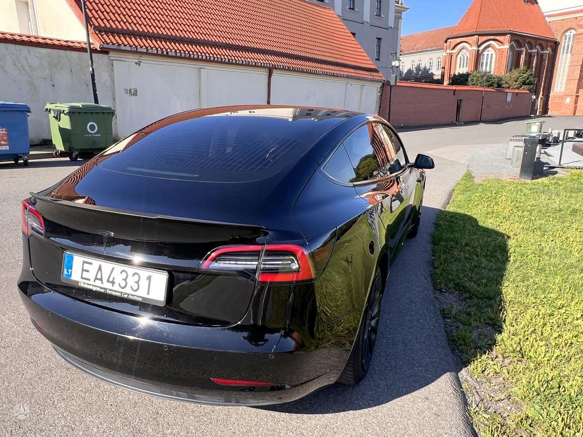 Tesla Model 3, Седан