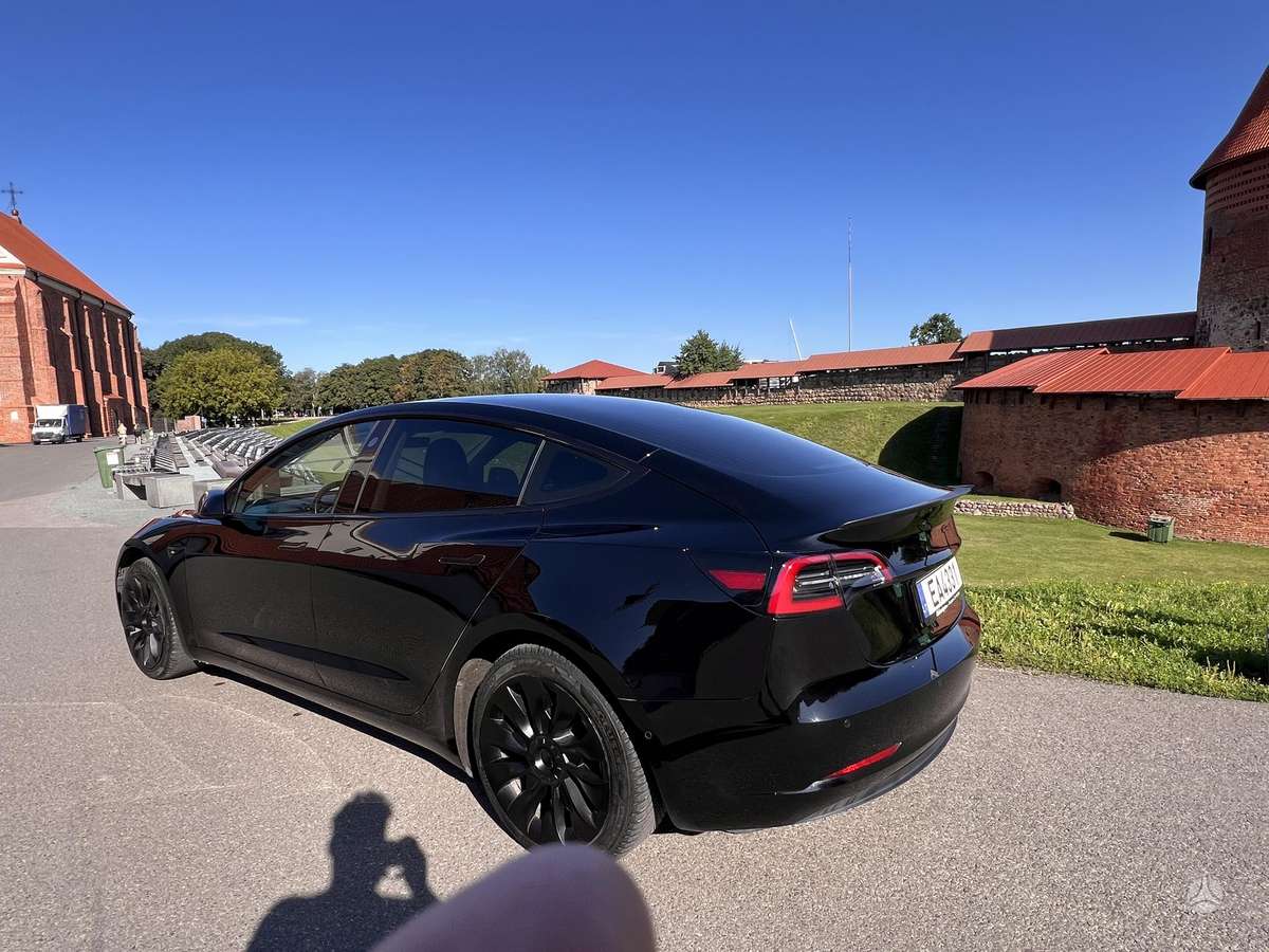 Tesla Model 3, Седан