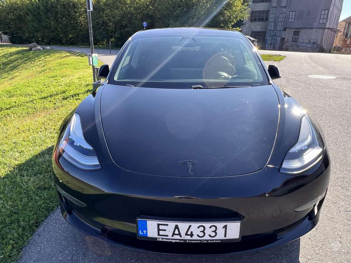Tesla Model 3, sedanas