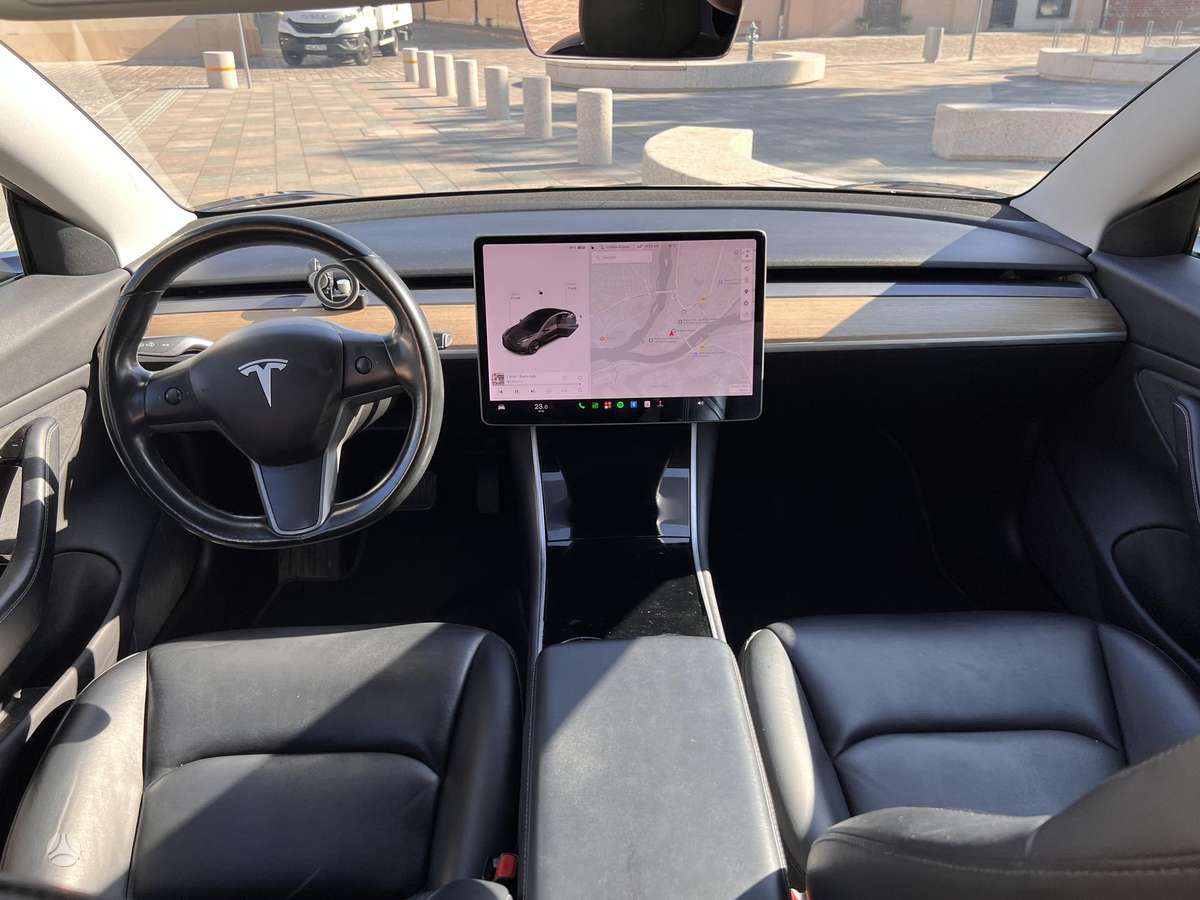 Tesla Model 3, sedanas