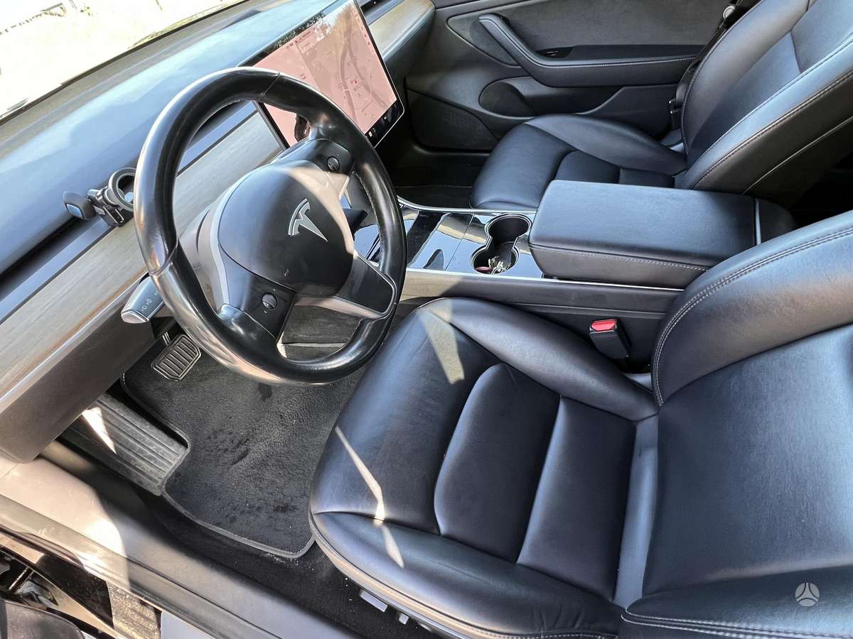 Tesla Model 3, Седан