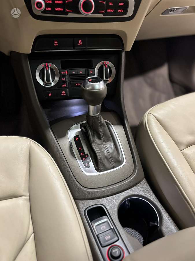 Audi Q3, 2.0 l., off-road / crossover