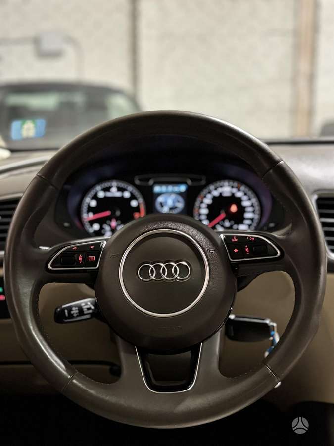 Audi Q3, 2.0 l., off-road / crossover