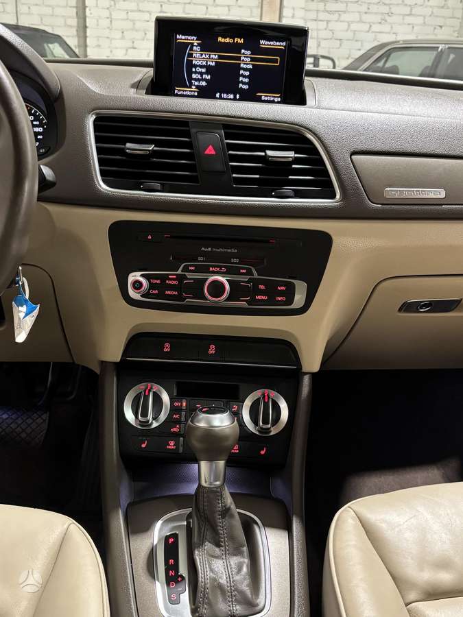 Audi Q3, 2.0 l., off-road / crossover