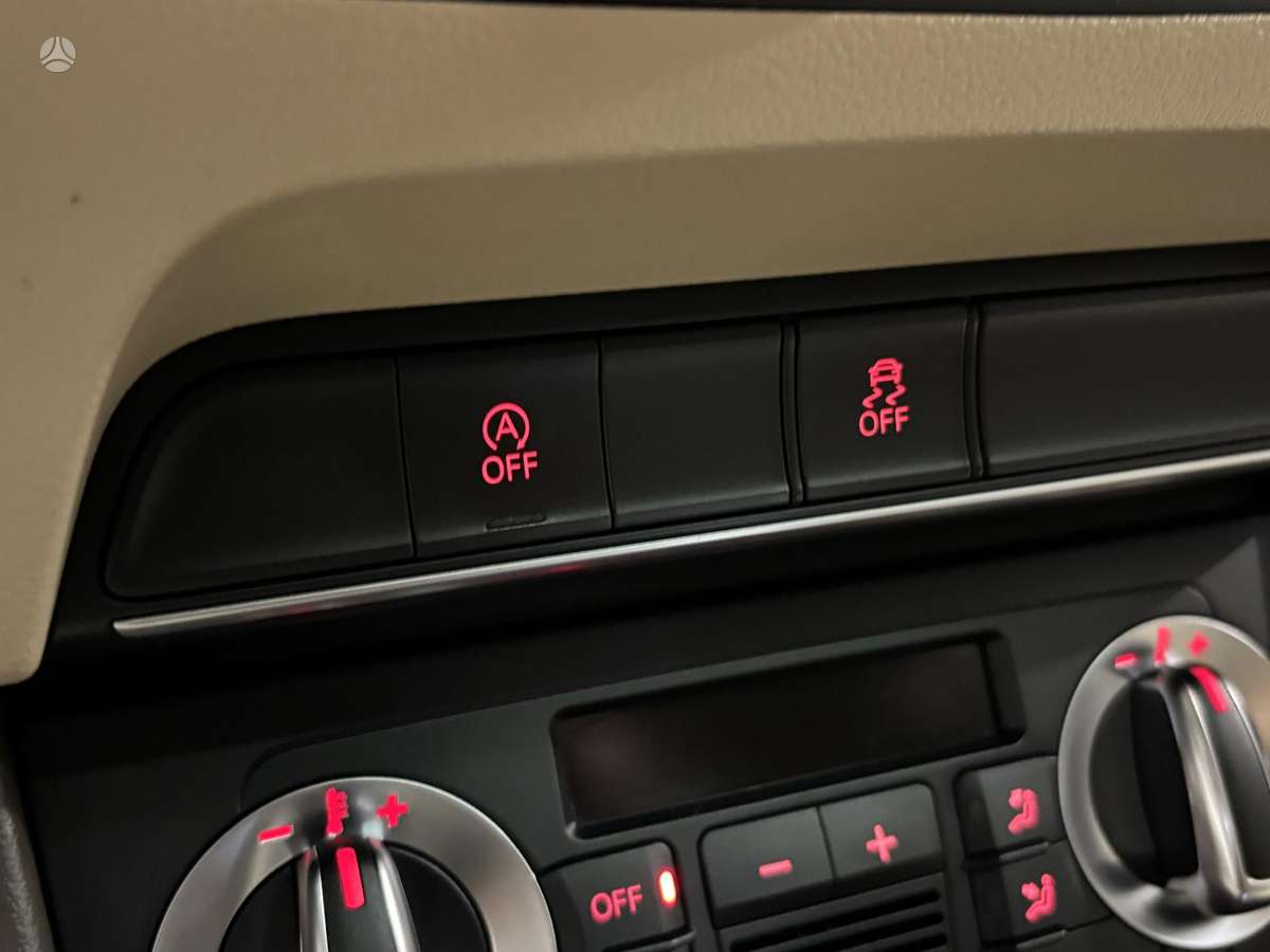 Audi Q3, 2.0 l., off-road / crossover