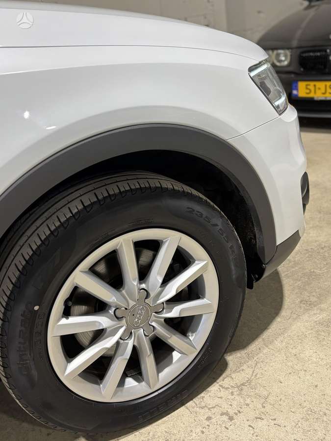 Audi Q3, 2.0 l., off-road / crossover