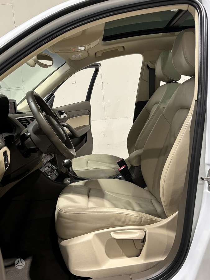 Audi Q3, 2.0 l., off-road / crossover