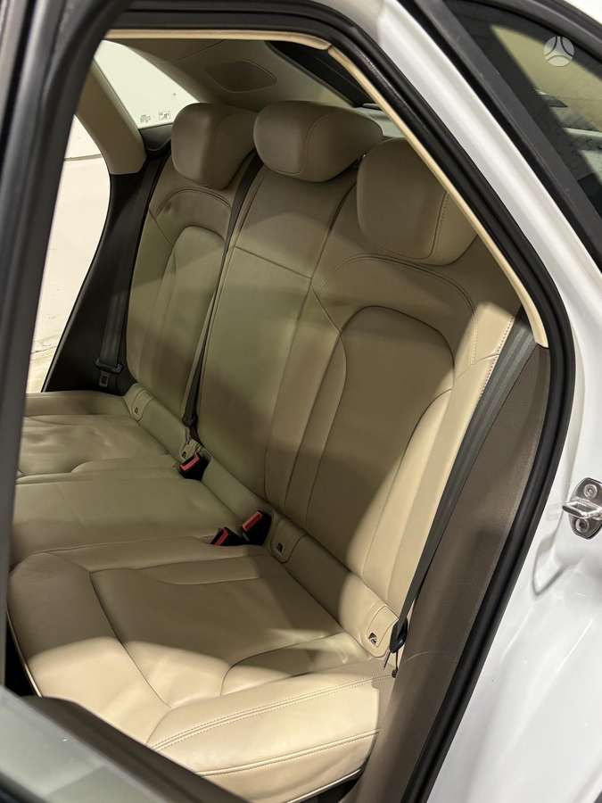 Audi Q3, 2.0 l., off-road / crossover